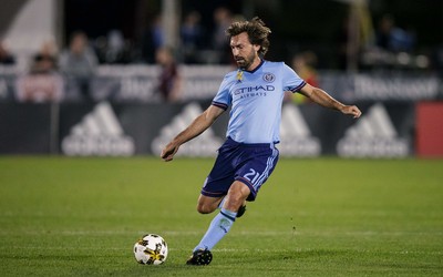 爱游戏体育独家-佐默更衣室战术讨论热烈